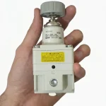 رگولاتور دقیق سایز 14 اینچ SMC ژاپن در دست